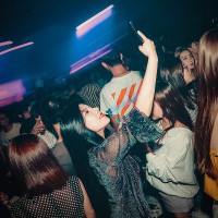 深港DJ俱乐部：音乐文化融合，热情洋溢！